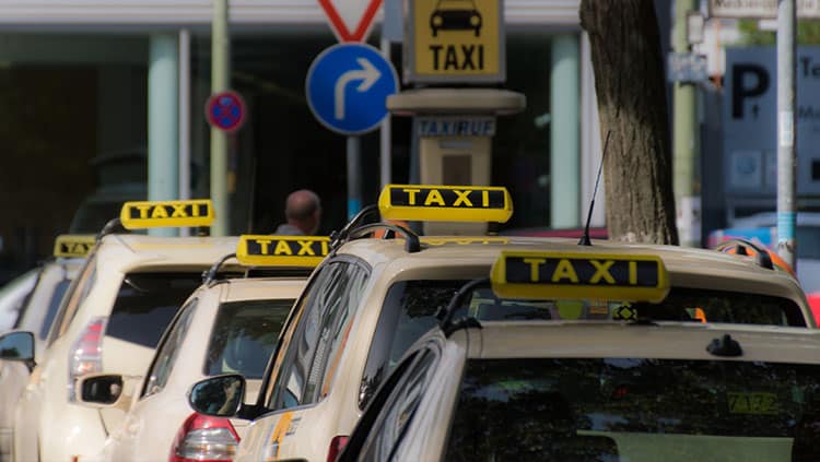 Antrag auf Taxikonzessionen: Stadt muss prüfen