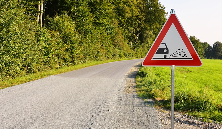 Schaden am Auto durch aufgewirbelte Steine: Wer haftet?