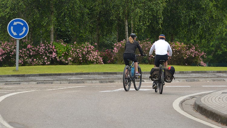 Auto und Fahrrad: Wer haftet bei Unfall in einem Rondell?