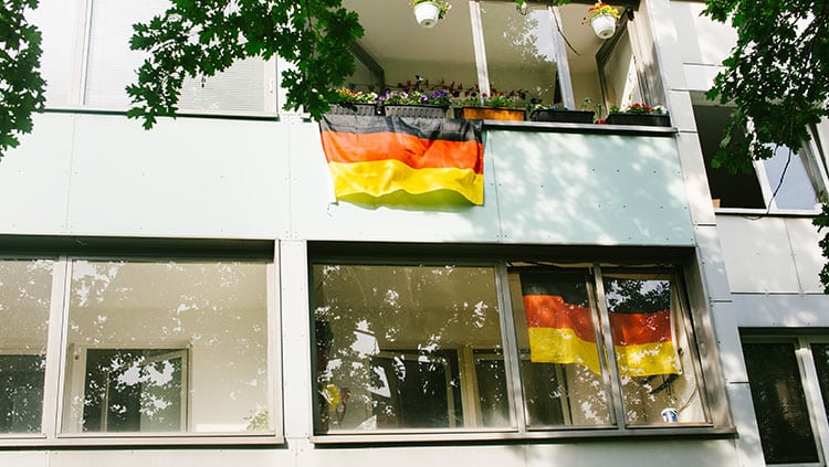 Balkon, Wohnung, Büro: Wo darf man eine Deutschlandflagge aufhängen?
