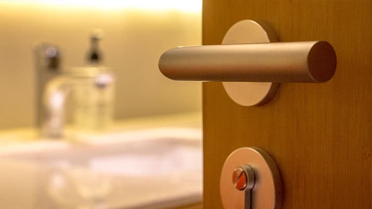Sturz nachts im Hotelzimmer auf Dienstreise – kein Arbeitsunfall