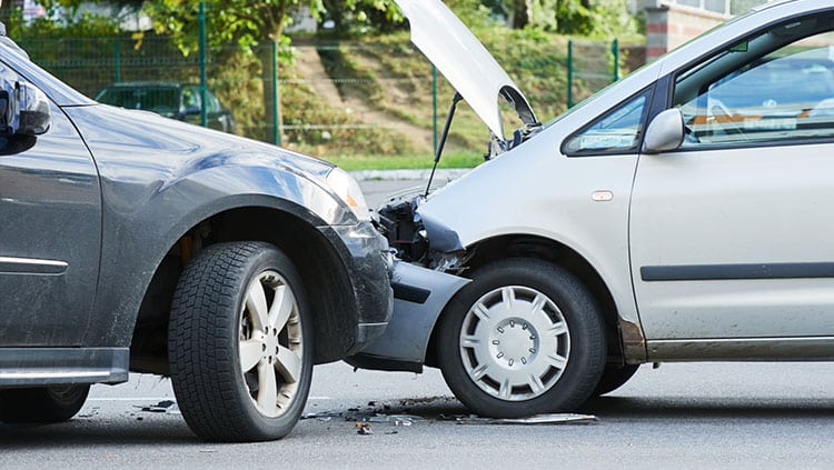 Fahrer blinkt falsch: Wer haftet bei einem Verkehrsunfall?