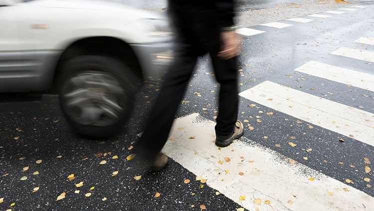 Kann ein Fußgänger bei einem Unfall auf Zebrastreifen mithaften?