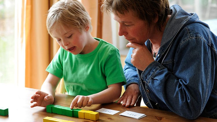 Behindertes Kind: Wer trägt die Kosten für den Schulbegleiter?