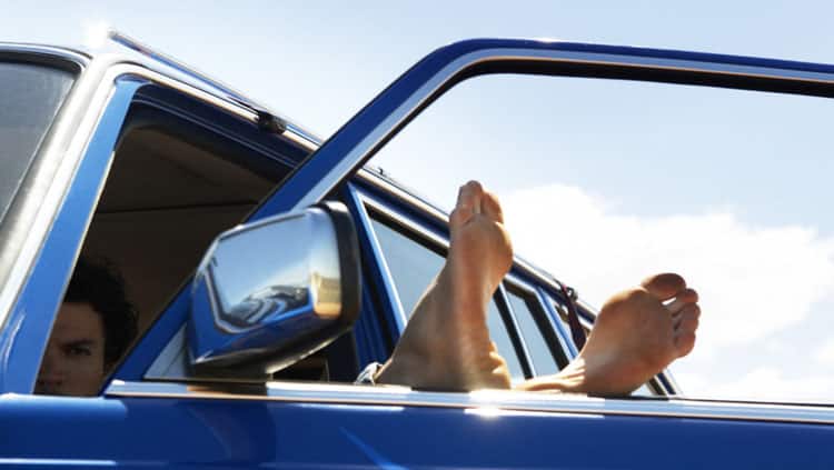 Barfuß Auto fahren – ist das erlaubt?