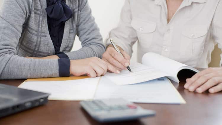 Privater Kredit: Schriftlicher Vertrag als Sicherheit