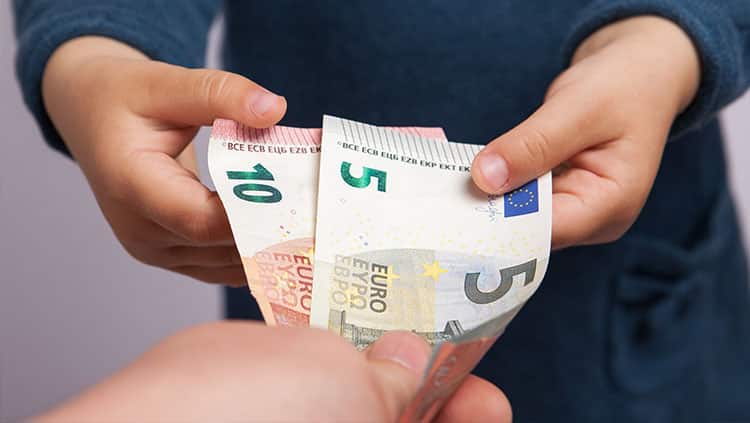 Zahlt leiblicher Vater höhere Schenkungssteuer als rechtlicher Vater?