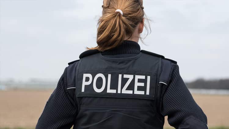 Urteil: Frauen mit Brustimplantaten können Polizistin werden