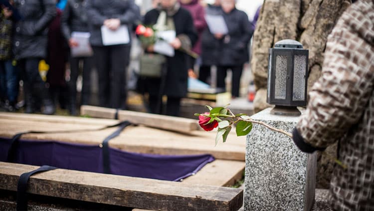 Bestattung, Nachlass, Wohnung: Was ist nach einem Todesfall zu tun?