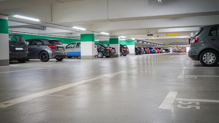 Unfall im Parkhaus: Muss Betreiber Schadensersatz zahlen?