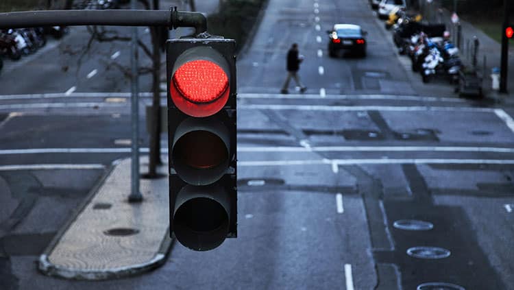 Zwei Autofahrer begehen Regelverstöße: Wer ist schuld am Unfall?