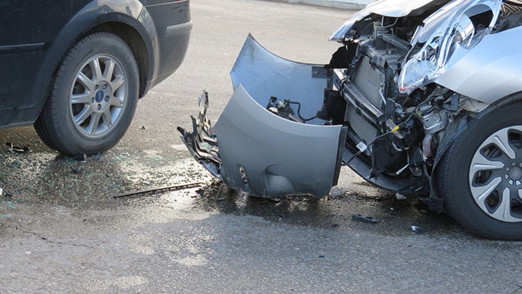 Unfall beim Einbiegen auf Vorfahrtstraße: Welche Regeln gelten?