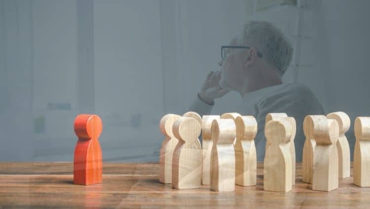 Holzfiguren und im Hintergrund sitzt Person