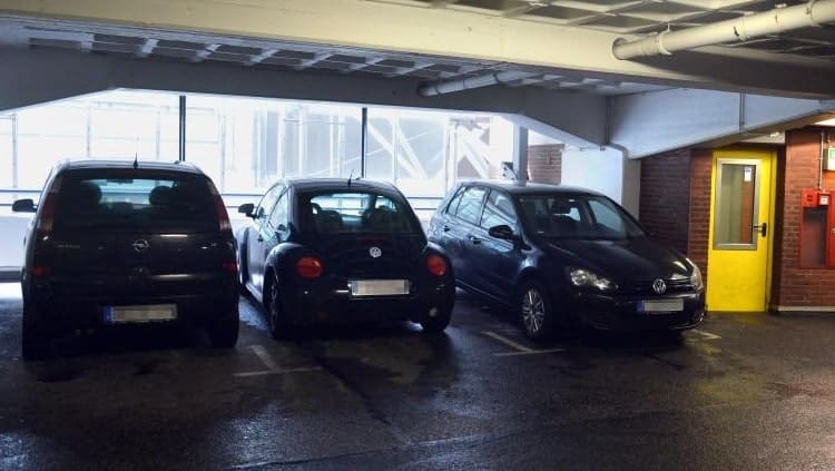 Ein Lackschaden am parkenden Auto kann durch unvorsichtiges Öffnen der Autotür schnell entstehen.