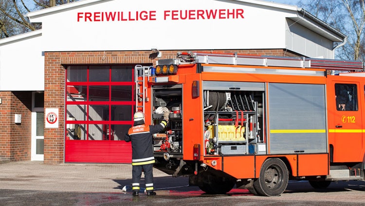 Freiwillige Feuerwehrleute geblitzt: Bußgeld auch bei Einsatzfahrt?