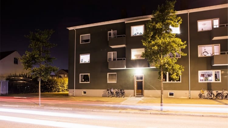 Manche Vermieter verlangen , dass Mieter abends die Hauseingangstür abschließen. Anwaltauskunft.de erklärt, ob das erlaubt ist.