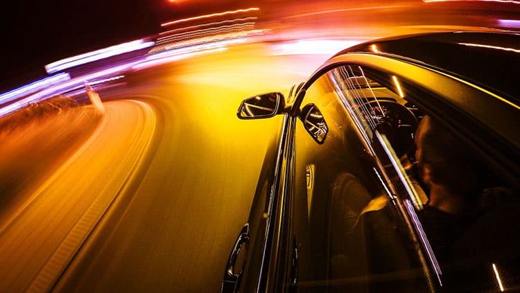 Illegales Autorennen: Fristlose Kündigung eines Autohausverkäufers
