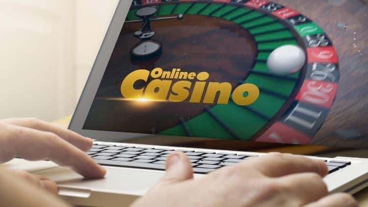 Mann spielt Online Casino
