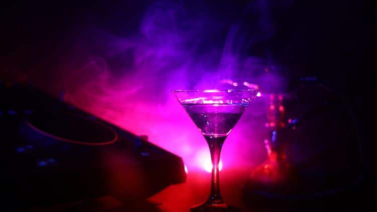 Getränk im Glas und im Hintergrund sind viele Lichter