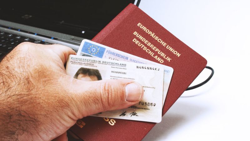 Anwaltauskunft.de erklärt, wann Sie Perso, Reisepass und Führerschein dabeihaben sollten.