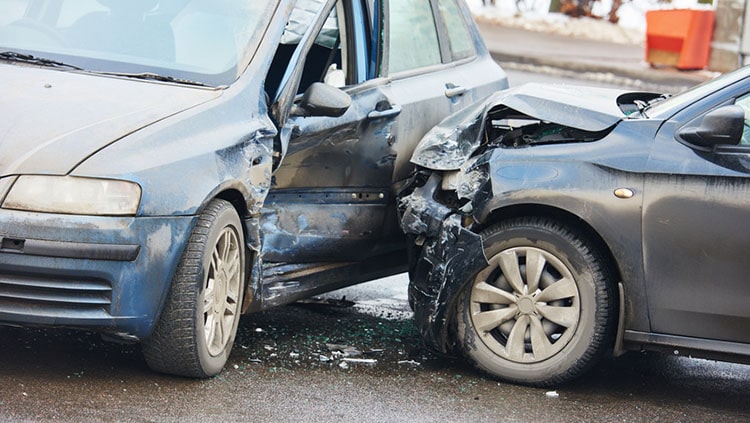 Wiederbeschaffungswert oder hohe Reparaturkosten? Diese Frage stellen sich viele Autofahrer nach einem Unfall.