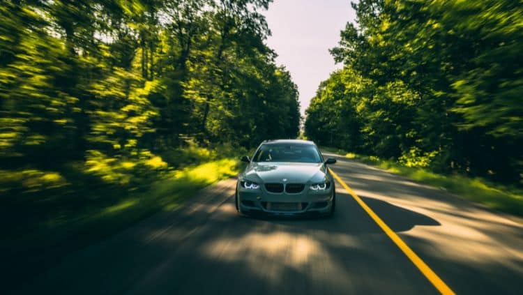 Schnell fahrendes Auto auf Straße