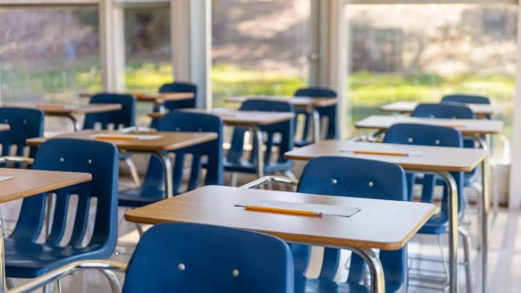 Klassenzimmer mit Tischen und Stühlen