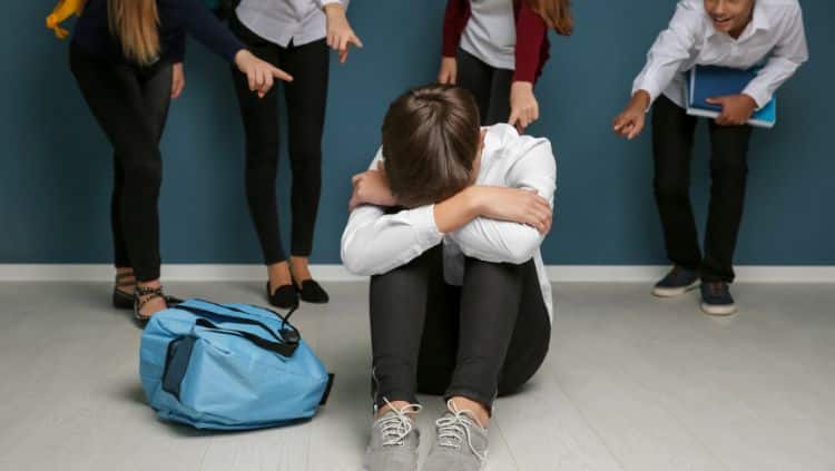 Kind wird Opfer von Mobbing