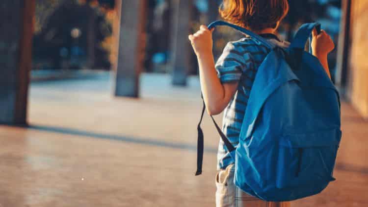 Kind hat Rucksack auf Rücken