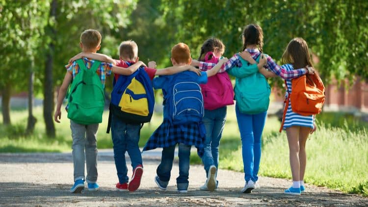 Schulkinder umarmen sich