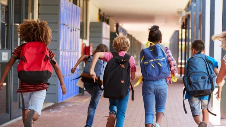 Kinder laufen in der Schule herum