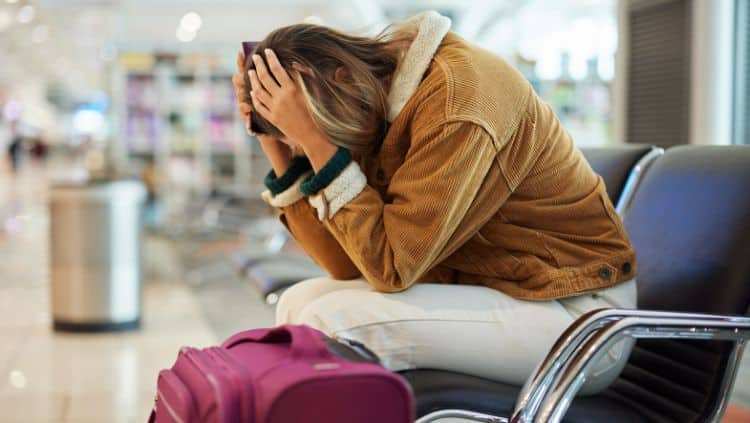 Verzweifelte Frau sitzt auf Stuhl