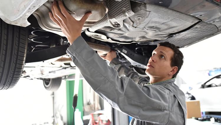 Ersatzteile können nach einem Unfall von einer Werkstatt genutzt werden, um das Auto fachgerecht zu reparieren.
