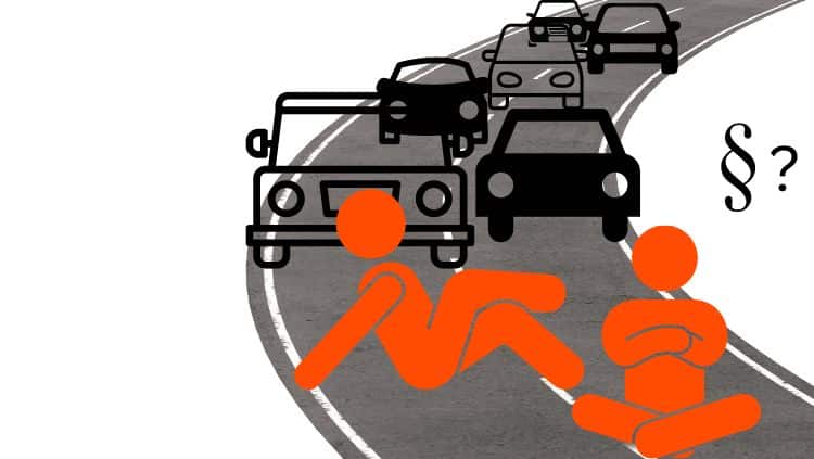 Menschen sitzen auf Straße vor Autos