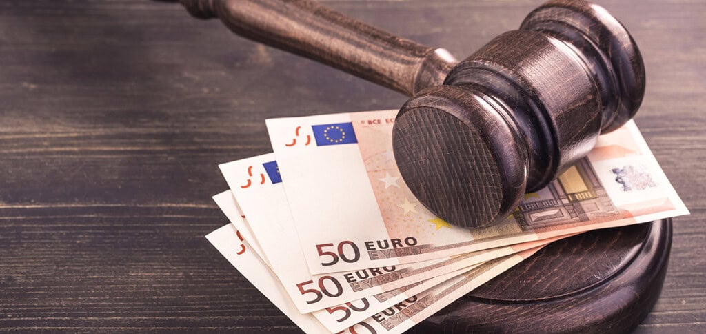 Richterhammer und Euro-Banknoten