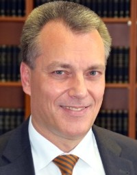 Dr. Ulrich Noll
